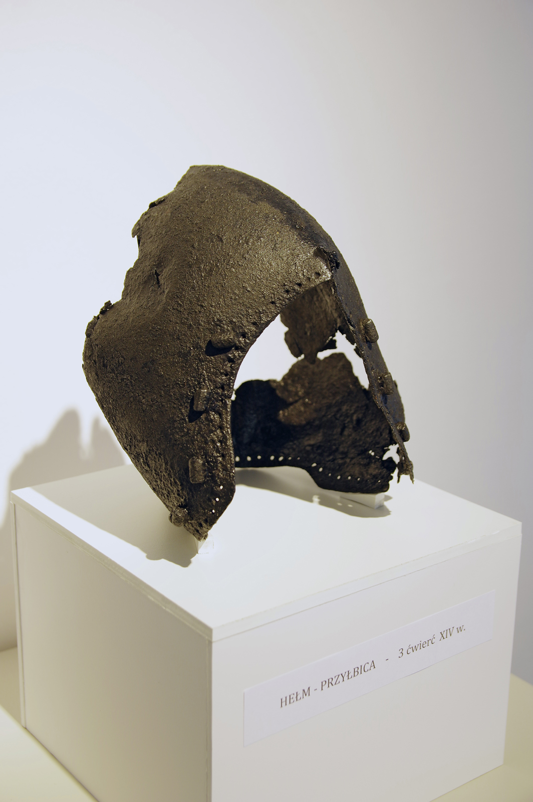 Bascinet found in Nysa during excavation works in 2021-2022. Dating: 1350-1375. It's exhibited in Muzeum Powiatowe in Nysa, Poland./ Basinet znaleziony podczas prac archeologicznych prowadzonych w Nysie w latach 2021-2022. Datowanie: 1350-1375. Hem jest na ekspozycji w Muzeum Powiatowym w Nysie.