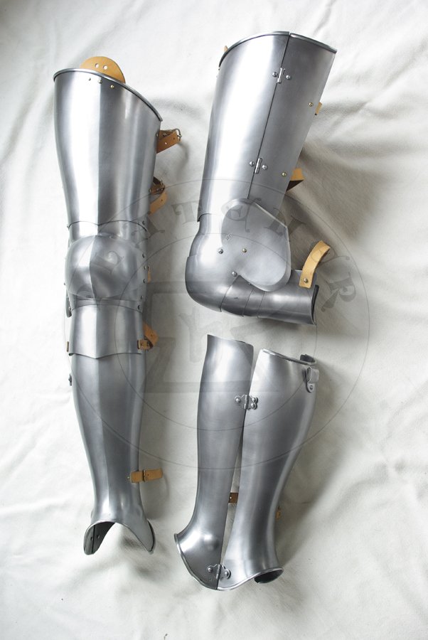 Bigwanty pytowe wzorowane na zachowanym zabytku z Churburga./ Leg harness based on Churburg harness.