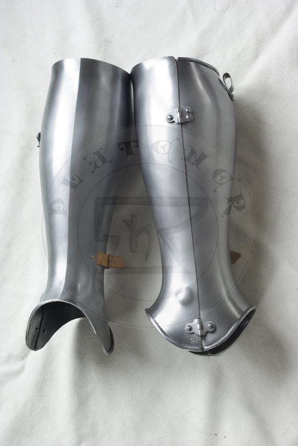Bigwanty pytowe wzorowane na zachowanym zabytku z Churburga./ Leg harness based on Churburg harness.