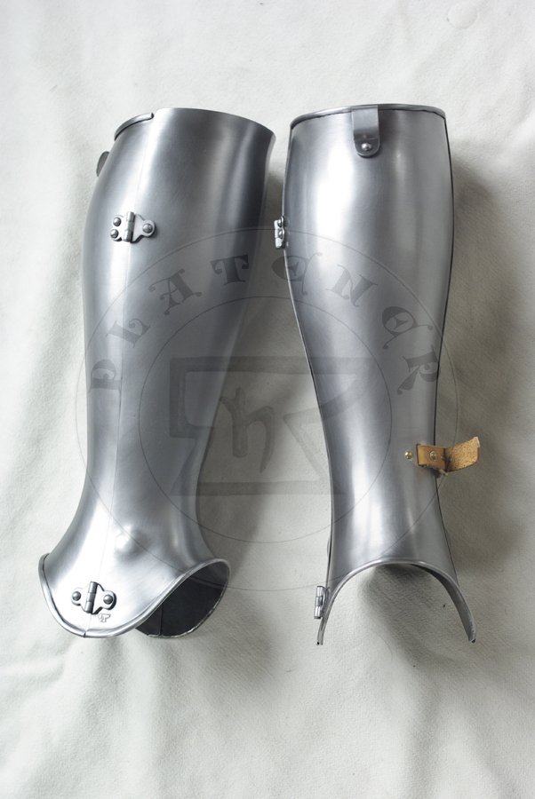 Bigwanty pytowe wzorowane na zachowanym zabytku z Churburga./ Leg harness based on Churburg harness.