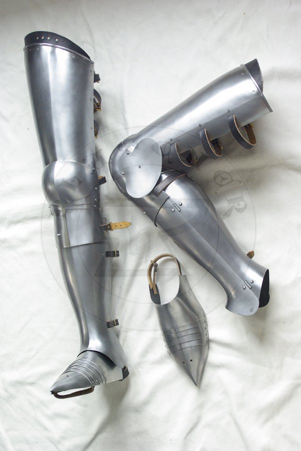 Pene bigwanty pytowe wzorowane na osonach ng delfina Francji Karola VI, koniec XIV w./Complete leg harness based on Charles VI harness, late XIV c.