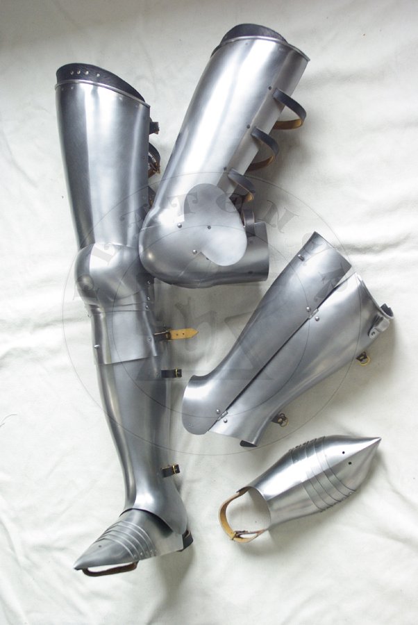 Pene bigwanty pytowe wzorowane na osonach ng delfina Francji Karola VI, koniec XIV w./Complete leg harness based on Charles VI harness, late XIV c.