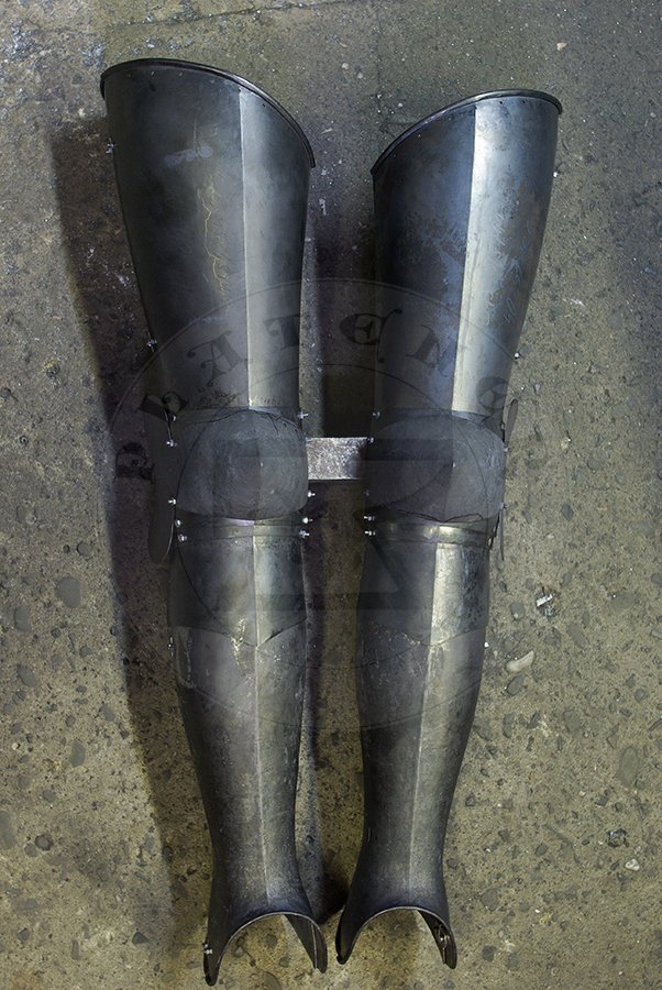 Hartowane pene bigwanty pytowe, pny XIV wiek - pocztek XV wieku./Heat hardened and tempered complete leg harness, late XIV c. - begin of XV c.