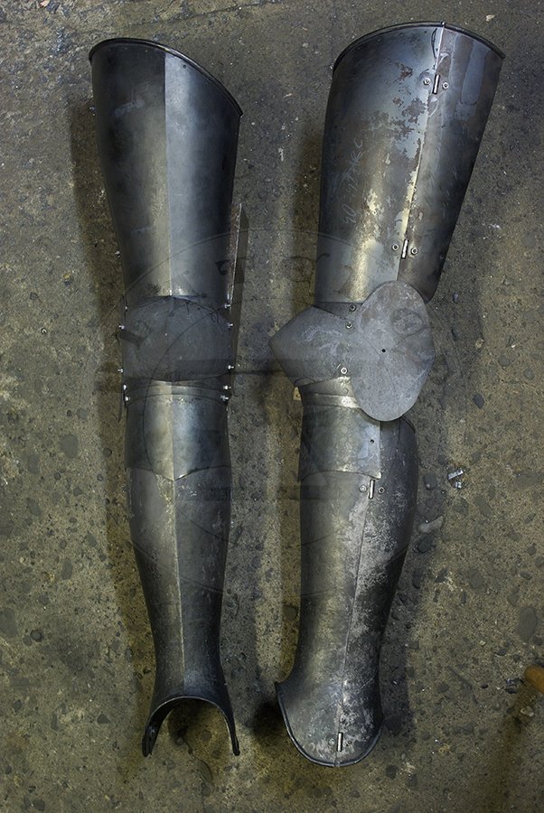 Hartowane pene bigwanty pytowe, pny XIV wiek - pocztek XV wieku./Heat hardened and tempered complete leg harness, late XIV c. - begin of XV c.