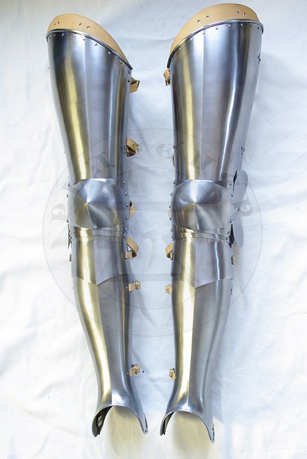 Hartowane pene bigwanty pytowe, pny XIV wiek - pocztek XV wieku./Heat hardened and tempered complete leg harness, late XIV c. - begin of XV c.