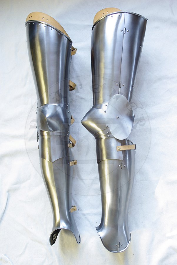 Hartowane pene bigwanty pytowe, pny XIV wiek - pocztek XV wieku./Heat hardened and tempered complete leg harness, late XIV c. - begin of XV c.