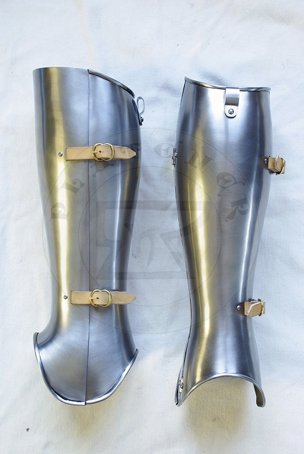 Hartowane pene bigwanty pytowe, pny XIV wiek - pocztek XV wieku./Heat hardened and tempered complete leg harness, late XIV c. - begin of XV c.