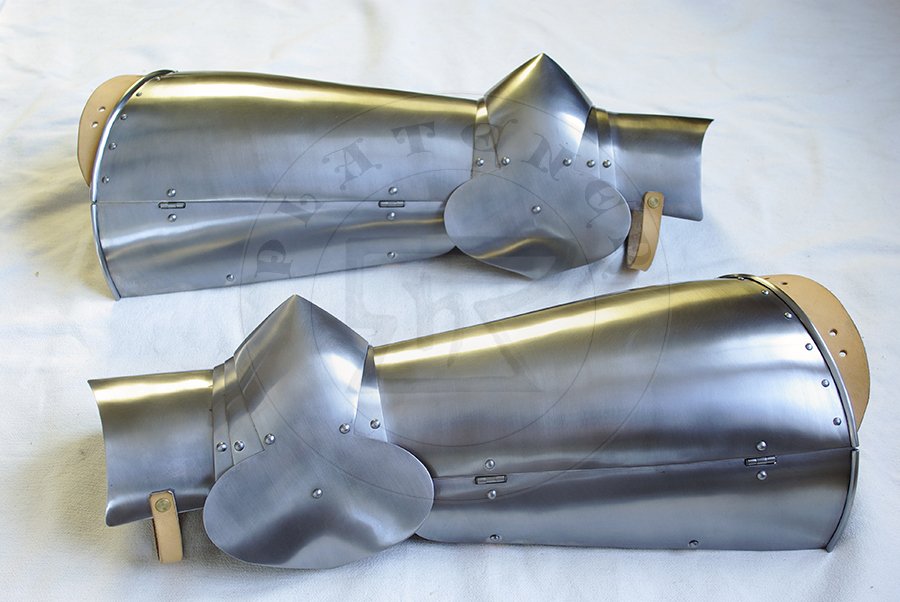 Hartowane pene bigwanty pytowe, pny XIV wiek - pocztek XV wieku./Heat hardened and tempered complete leg harness, late XIV c. - begin of XV c.