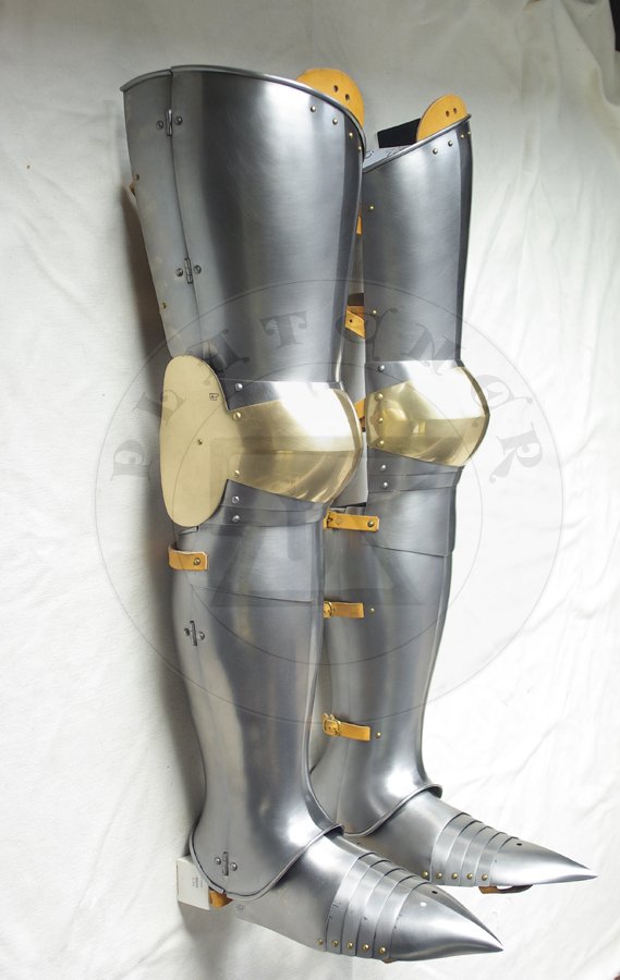 Pene bigwanty pytowe wzorowane na ikonografii z pocztku XV wieku. Kolana wykonane ze stali redniowglowej i mosidzowane./Complete leg harness based on iconography from begin of XV c. Poleyn made from medium carboon steel and brass gilded.