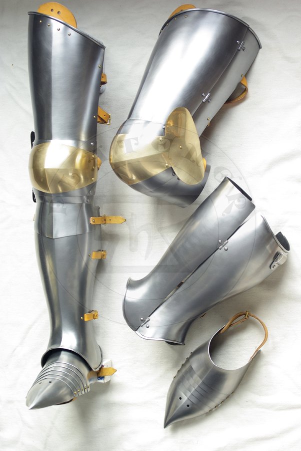 Pene bigwanty pytowe wzorowane na ikonografii z pocztku XV wieku. Kolana wykonane ze stali redniowglowej i mosidzowane./Complete leg harness based on iconography from begin of XV c. Poleyn made from medium carboon steel and brass gilded.