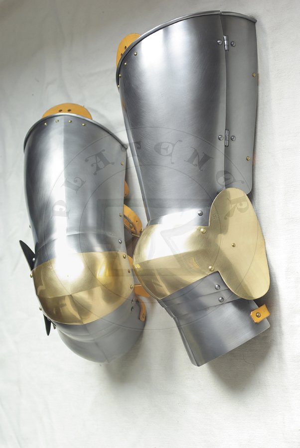 Pene bigwanty pytowe wzorowane na ikonografii z pocztku XV wieku. Kolana wykonane ze stali redniowglowej i mosidzowane./Complete leg harness based on iconography from begin of XV c. Poleyn made from medium carboon steel and brass gilded.