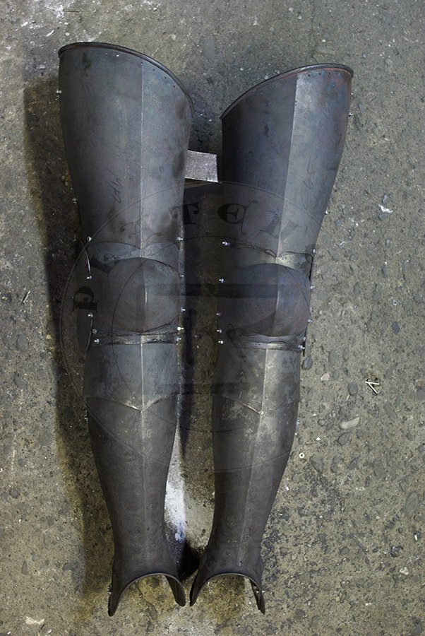 Hartowane pene bigwanty pytowe, pny XIV wiek - pocztek XV wieku./Heat hardened and tempered complete leg harness, late XIV c. - begin of XV c.