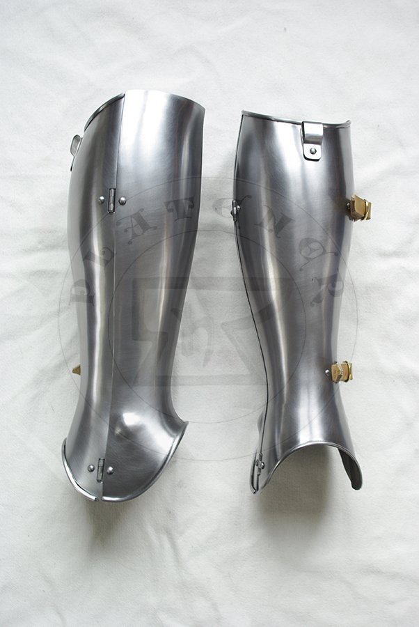 Hartowane pene bigwanty pytowe, pny XIV wiek - pocztek XV wieku./Heat hardened and tempered complete leg harness, late XIV c. - begin of XV c.