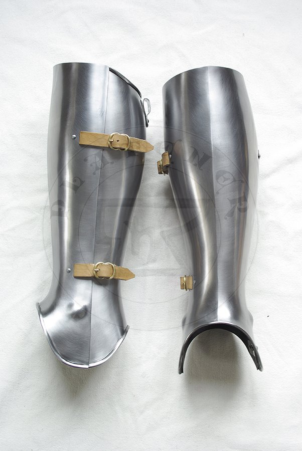 Hartowane pene bigwanty pytowe, pny XIV wiek - pocztek XV wieku./Heat hardened and tempered complete leg harness, late XIV c. - begin of XV c.