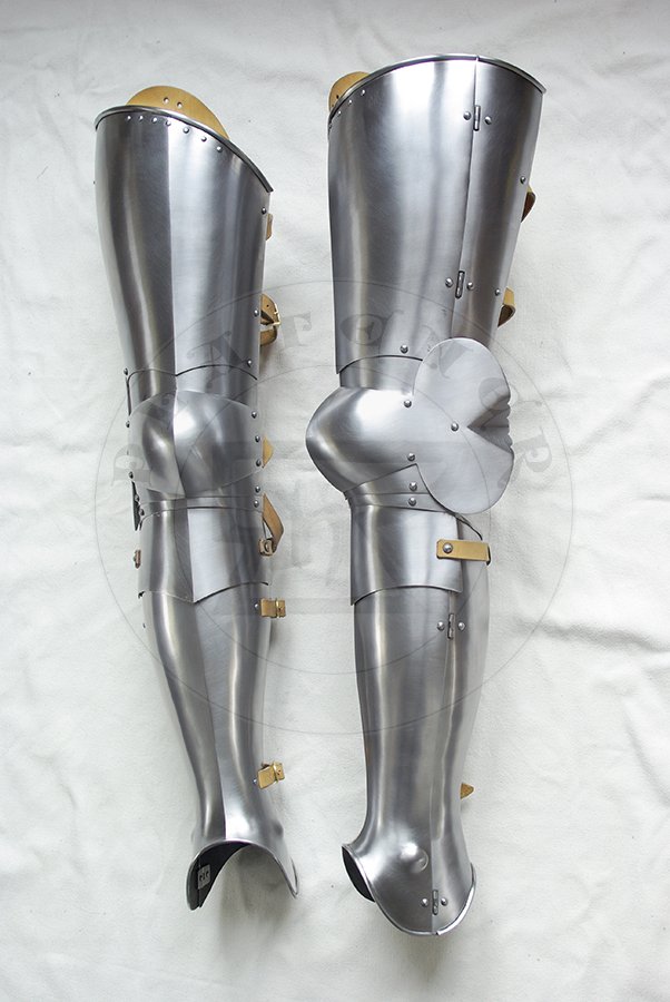 Hartowane pene bigwanty pytowe, pny XIV wiek - pocztek XV wieku./Heat hardened and tempered complete leg harness, late XIV c. - begin of XV c.