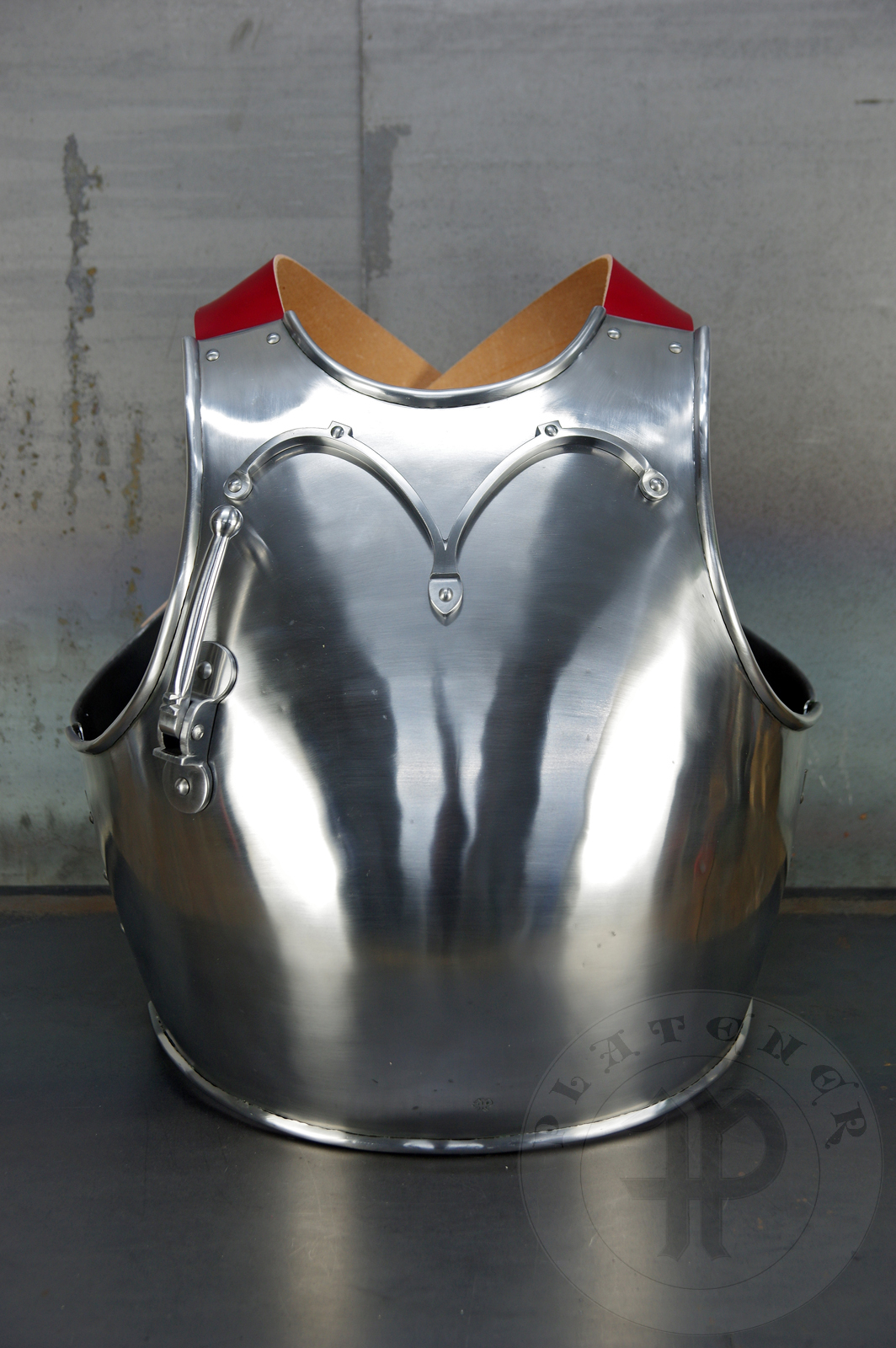 Segmented breastplate based on find from Bosnia and art from late XIV c. and early XV c. Lance rest is based on one from the CH13 breastplate. Heat hardened and tempered up to 42 HRC. / Napiernik segmentowy wzorowany na znalesiku z Boni oraz przedstawienia w sztuce z koca XIV oraz pocztku XV wieku. Hartowany i odpuszczany do 42 HRC.