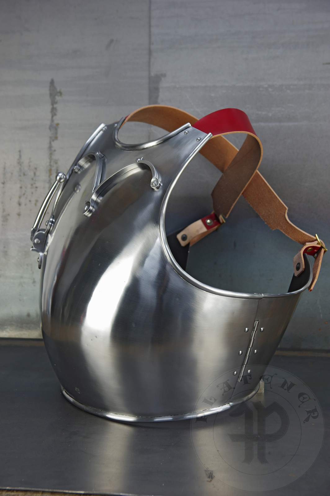 Segmented breastplate based on find from Bosnia and art from late XIV c. and early XV c. Lance rest is based on one from the CH13 breastplate. Heat hardened and tempered up to 42 HRC. / Napiernik segmentowy wzorowany na znalesiku z Boni oraz przedstawienia w sztuce z koca XIV oraz pocztku XV wieku. Hartowany i odpuszczany do 42 HRC.