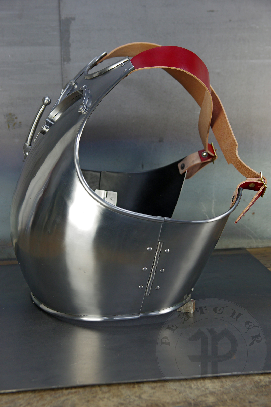 Segmented breastplate based on find from Bosnia and art from late XIV c. and early XV c. Lance rest is based on one from the CH13 breastplate. Heat hardened and tempered up to 42 HRC. / Napiernik segmentowy wzorowany na znalesiku z Boni oraz przedstawienia w sztuce z koca XIV oraz pocztku XV wieku. Hartowany i odpuszczany do 42 HRC.