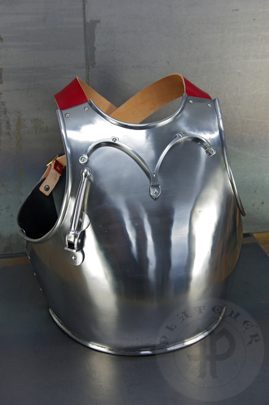 Segmented breastplate based on find from Bosnia and art from late XIV c. and early XV c. Lance rest is based on one from the CH13 breastplate. Heat hardened and tempered up to 42 HRC. / Napiernik segmentowy wzorowany na znalesiku z Boni oraz przedstawienia w sztuce z koca XIV oraz pocztku XV wieku. Hartowany i odpuszczany do 42 HRC.