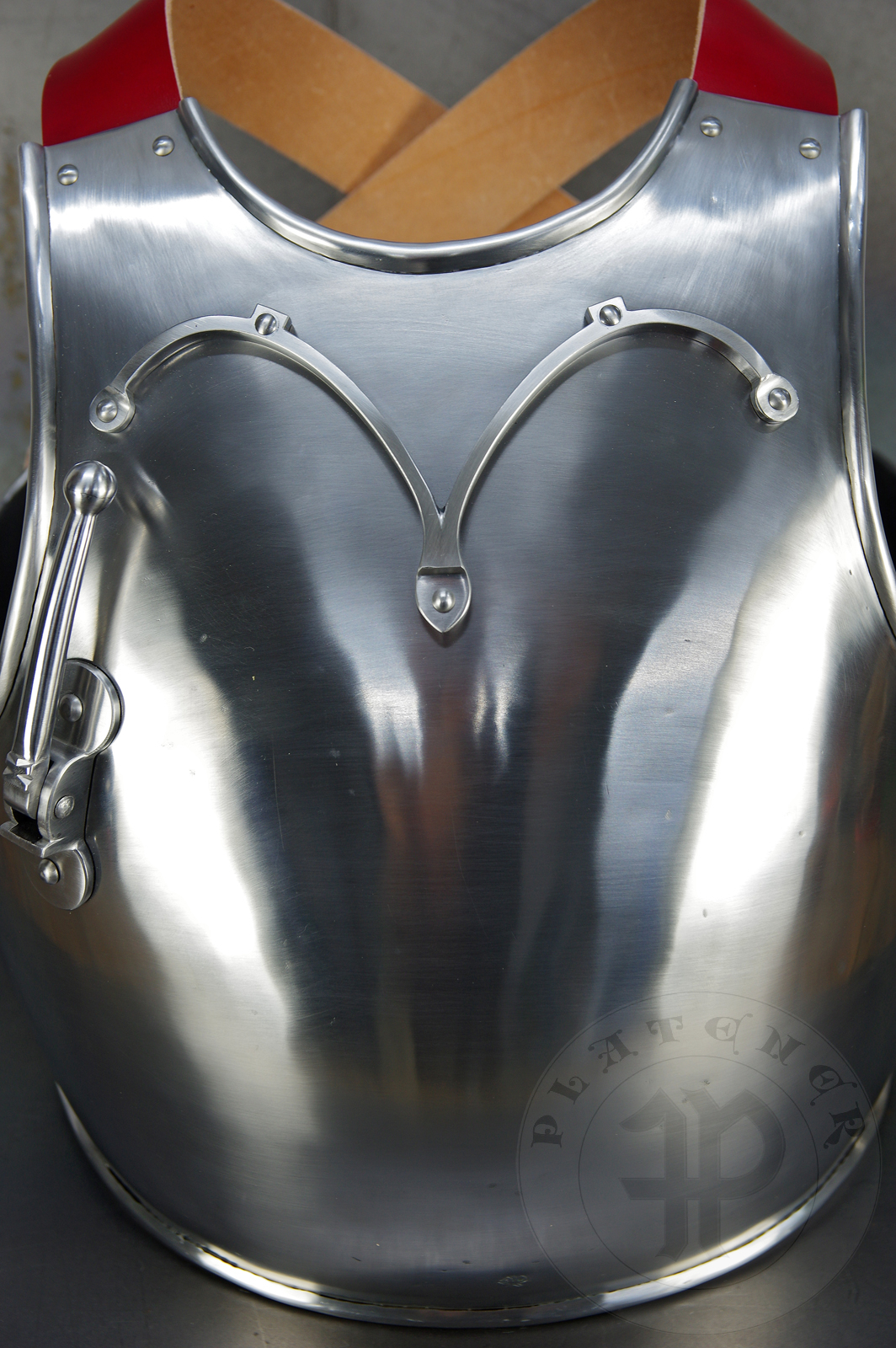 Segmented breastplate based on find from Bosnia and art from late XIV c. and early XV c. Lance rest is based on one from the CH13 breastplate. Heat hardened and tempered up to 42 HRC. / Napiernik segmentowy wzorowany na znalesiku z Boni oraz przedstawienia w sztuce z koca XIV oraz pocztku XV wieku. Hartowany i odpuszczany do 42 HRC.