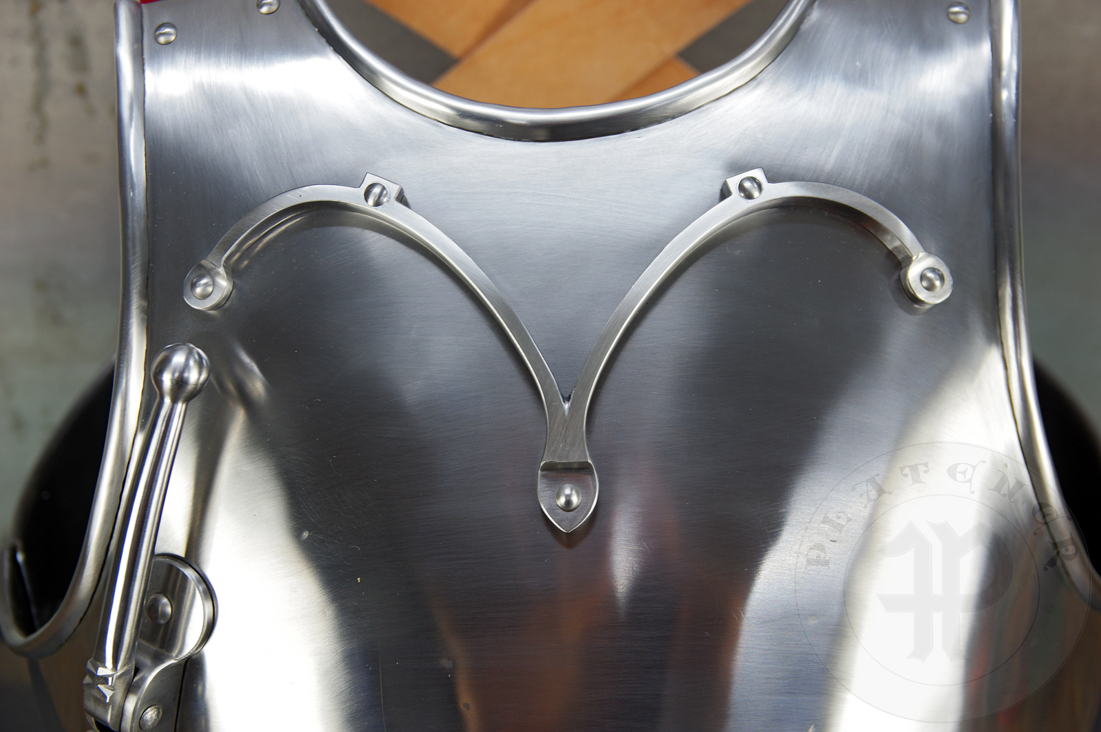 Segmented breastplate based on find from Bosnia and art from late XIV c. and early XV c. Lance rest is based on one from the CH13 breastplate. Heat hardened and tempered up to 42 HRC. / Napiernik segmentowy wzorowany na znalesiku z Boni oraz przedstawienia w sztuce z koca XIV oraz pocztku XV wieku. Hartowany i odpuszczany do 42 HRC.