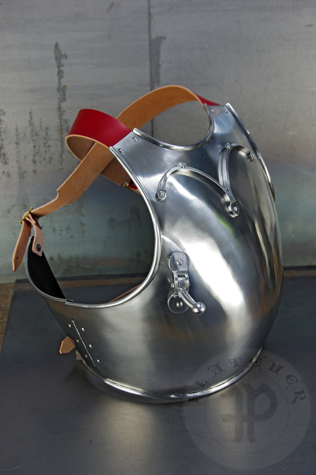 Segmented breastplate based on find from Bosnia and art from late XIV c. and early XV c. Lance rest is based on one from the CH13 breastplate. Heat hardened and tempered up to 42 HRC. / Napiernik segmentowy wzorowany na znalesiku z Boni oraz przedstawienia w sztuce z koca XIV oraz pocztku XV wieku. Hartowany i odpuszczany do 42 HRC.