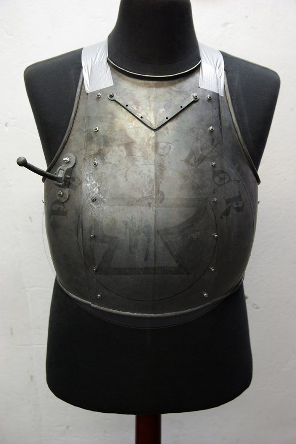 Napiernik ze stali redniowglowej wzorowany na nagrobku Eberharda von Rosenberg, datowany na 1387 rok. Dodatkowo wyposaony w hak na kopie. Hartowany i odpuszczany do twardoci 42 HRC./Breastplate made from medium carbon steel based on effigy of Eberhard von Rosenberg, circa 1387. Equipped with lance rest. Heat hardened and tempered up to 42 HRC.