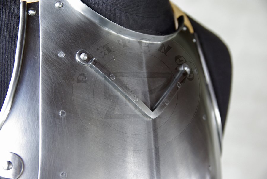 Napiernik ze stali redniowglowej wzorowany na nagrobku Eberharda von Rosenberg, datowany na 1387 rok. Dodatkowo wyposaony w hak na kopie. Hartowany i odpuszczany do twardoci 42 HRC./Breastplate made from medium carbon steel based on effigy of Eberhard von Rosenberg, circa 1387. Equipped with lance rest. Heat hardened and tempered up to 42 HRC.