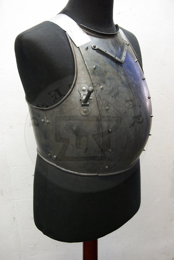 Napiernik ze stali redniowglowej wzorowany na nagrobku Eberharda von Rosenberg, datowany na 1387 rok. Dodatkowo wyposaony w hak na kopie. Hartowany i odpuszczany do twardoci 42 HRC./Breastplate made from medium carbon steel based on effigy of Eberhard von Rosenberg, circa 1387. Equipped with lance rest. Heat hardened and tempered up to 42 HRC.