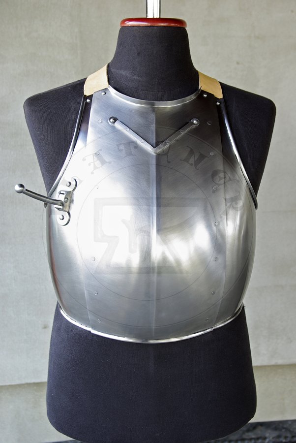 Napiernik ze stali redniowglowej wzorowany na nagrobku Eberharda von Rosenberg, datowany na 1387 rok. Dodatkowo wyposaony w hak na kopie. Hartowany i odpuszczany do twardoci 42 HRC./Breastplate made from medium carbon steel based on effigy of Eberhard von Rosenberg, circa 1387. Equipped with lance rest. Heat hardened and tempered up to 42 HRC.