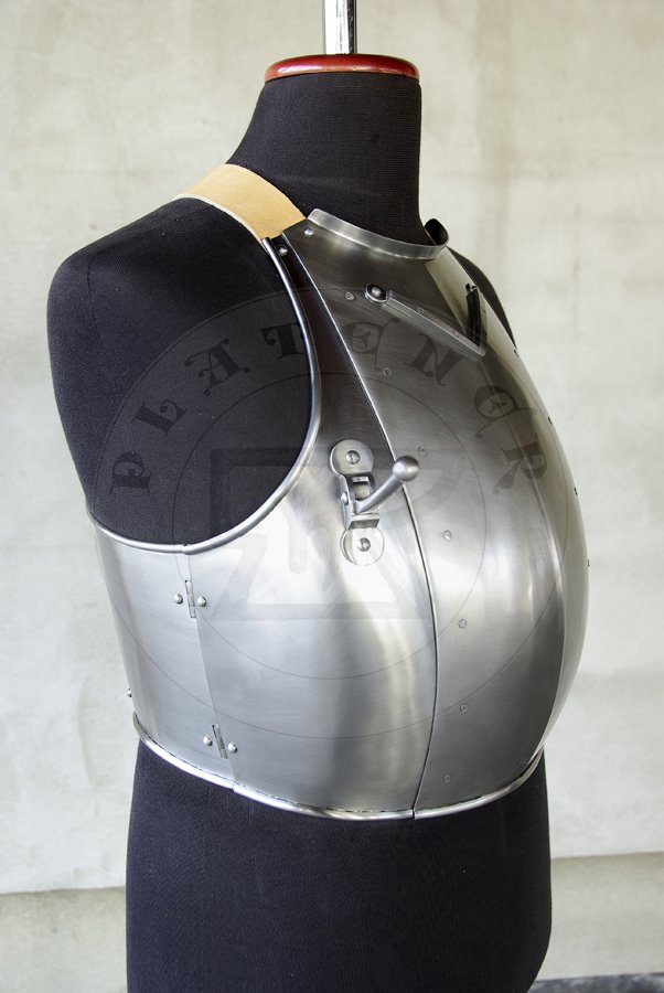 Napiernik ze stali redniowglowej wzorowany na nagrobku Eberharda von Rosenberg, datowany na 1387 rok. Dodatkowo wyposaony w hak na kopie. Hartowany i odpuszczany do twardoci 42 HRC./Breastplate made from medium carbon steel based on effigy of Eberhard von Rosenberg, circa 1387. Equipped with lance rest. Heat hardened and tempered up to 42 HRC.
