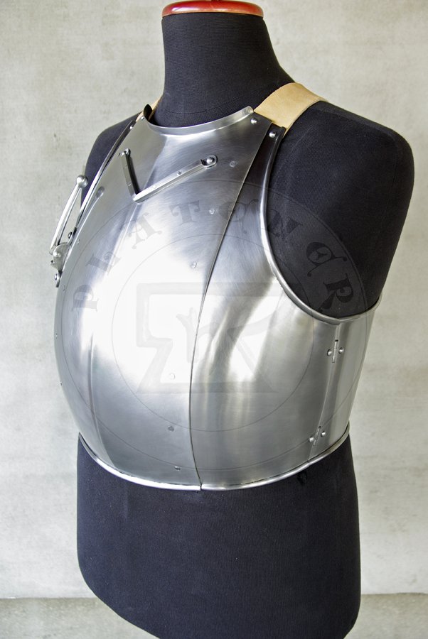 Napiernik ze stali redniowglowej wzorowany na nagrobku Eberharda von Rosenberg, datowany na 1387 rok. Dodatkowo wyposaony w hak na kopie. Hartowany i odpuszczany do twardoci 42 HRC./Breastplate made from medium carbon steel based on effigy of Eberhard von Rosenberg, circa 1387. Equipped with lance rest. Heat hardened and tempered up to 42 HRC.