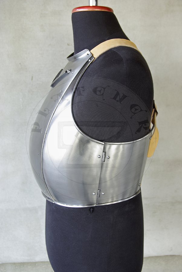 Napiernik ze stali redniowglowej wzorowany na nagrobku Eberharda von Rosenberg, datowany na 1387 rok. Dodatkowo wyposaony w hak na kopie. Hartowany i odpuszczany do twardoci 42 HRC./Breastplate made from medium carbon steel based on effigy of Eberhard von Rosenberg, circa 1387. Equipped with lance rest. Heat hardened and tempered up to 42 HRC.