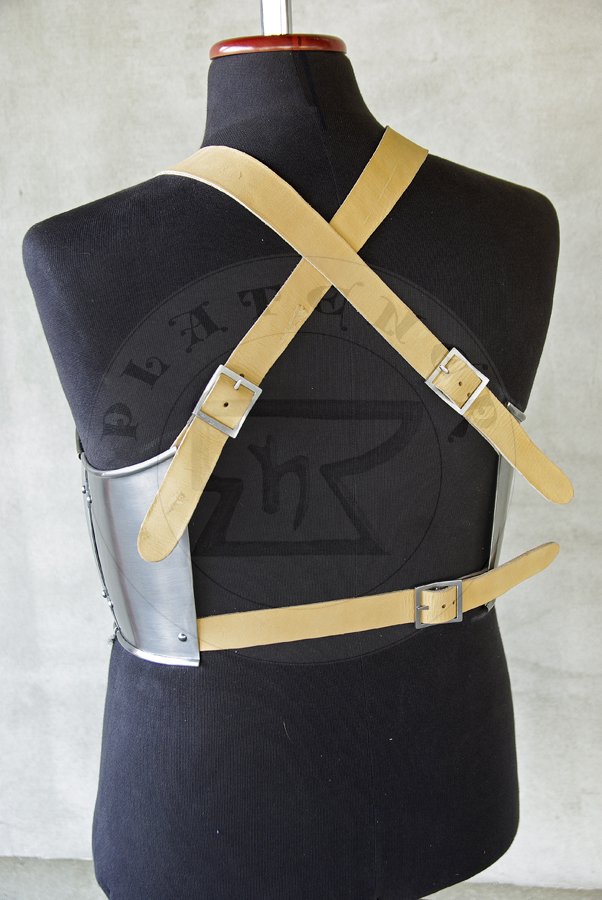 Napiernik ze stali redniowglowej wzorowany na nagrobku Eberharda von Rosenberg, datowany na 1387 rok. Dodatkowo wyposaony w hak na kopie. Hartowany i odpuszczany do twardoci 42 HRC./Breastplate made from medium carbon steel based on effigy of Eberhard von Rosenberg, circa 1387. Equipped with lance rest. Heat hardened and tempered up to 42 HRC.