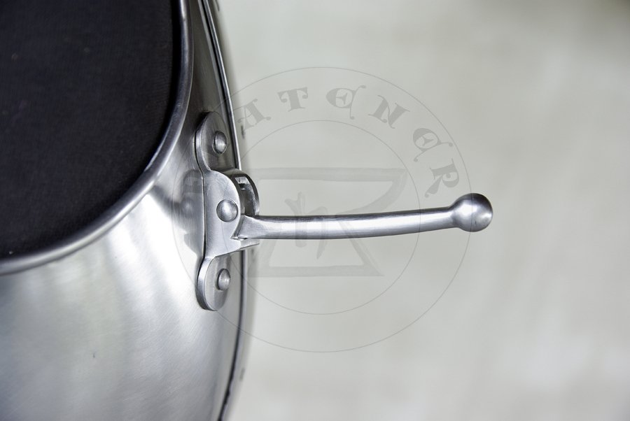 Napiernik ze stali redniowglowej wzorowany na nagrobku Eberharda von Rosenberg, datowany na 1387 rok. Dodatkowo wyposaony w hak na kopie. Hartowany i odpuszczany do twardoci 42 HRC./Breastplate made from medium carbon steel based on effigy of Eberhard von Rosenberg, circa 1387. Equipped with lance rest. Heat hardened and tempered up to 42 HRC.