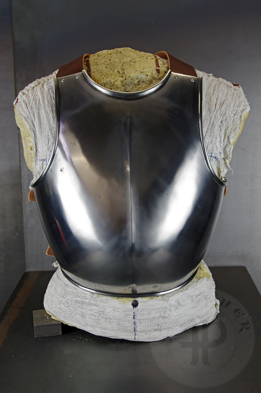 Breastplate based on various late 14th c. sources. Material: hot forged 2 mm medium carbon steel. Heat hardened and tempered up to 42 HRC./ Napiernik wzorowany na rnych rdach z pnego XIV wieku. Materia: kuta na gorco stal redniowglowa o gruboci 2 mm. Hartowany i odpuszczany do 42 HRC.