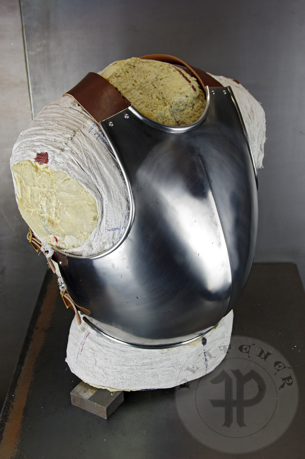 Breastplate based on various late 14th c. sources. Material: hot forged 2 mm medium carbon steel. Heat hardened and tempered up to 42 HRC./ Napiernik wzorowany na rnych rdach z pnego XIV wieku. Materia: kuta na gorco stal redniowglowa o gruboci 2 mm. Hartowany i odpuszczany do 42 HRC.