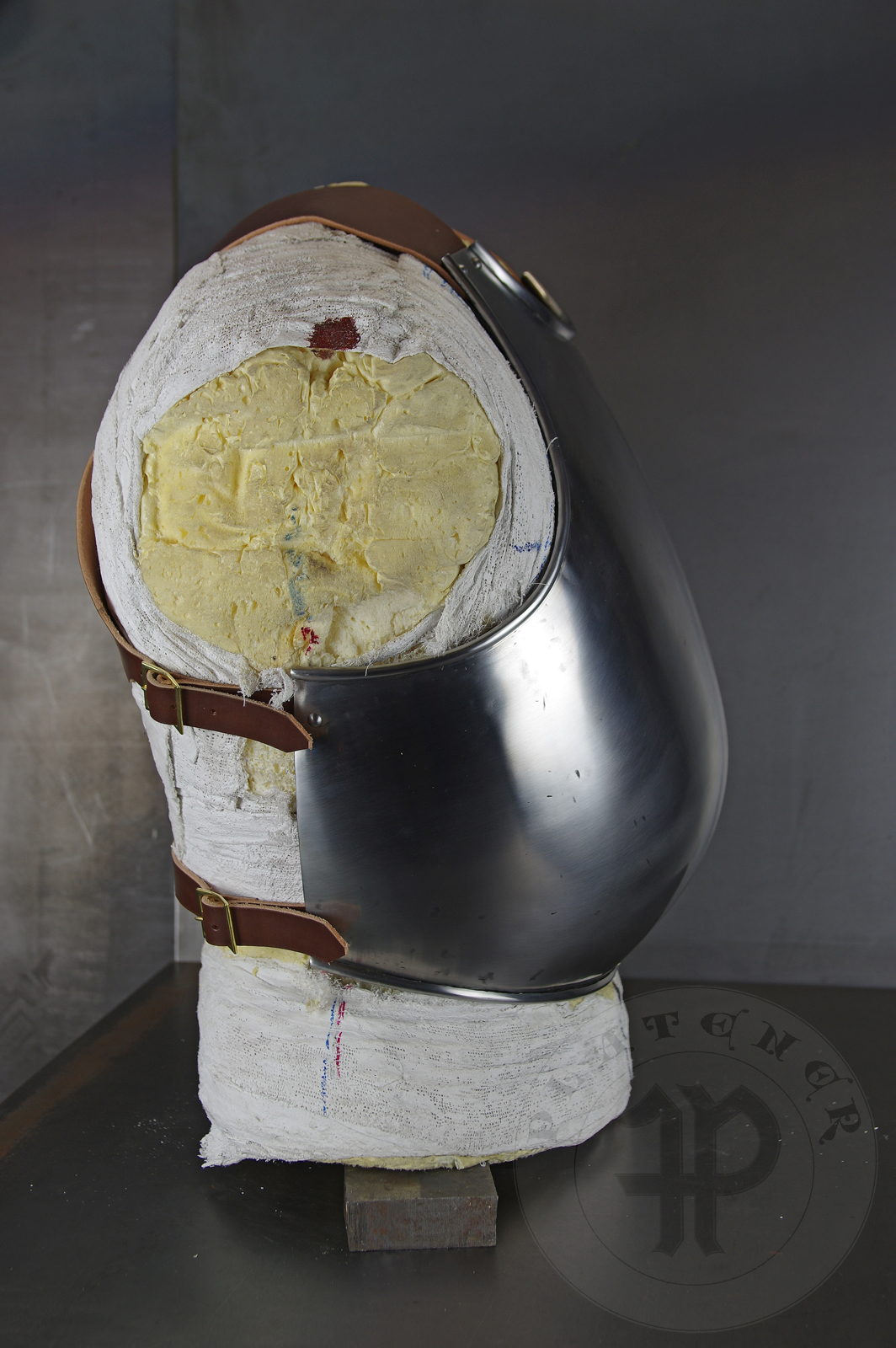 Breastplate based on various late 14th c. sources. Material: hot forged 2 mm medium carbon steel. Heat hardened and tempered up to 42 HRC./ Napiernik wzorowany na rnych rdach z pnego XIV wieku. Materia: kuta na gorco stal redniowglowa o gruboci 2 mm. Hartowany i odpuszczany do 42 HRC.