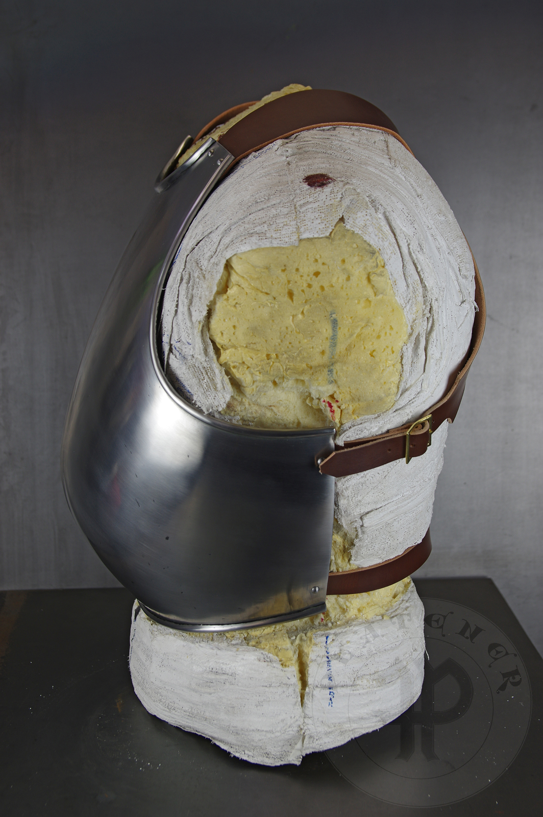 Breastplate based on various late 14th c. sources. Material: hot forged 2 mm medium carbon steel. Heat hardened and tempered up to 42 HRC./ Napiernik wzorowany na rnych rdach z pnego XIV wieku. Materia: kuta na gorco stal redniowglowa o gruboci 2 mm. Hartowany i odpuszczany do 42 HRC.