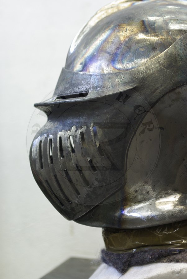 Hem zamknity wzorowany na egzemplarzu produkcji norymberskiej, ok. 1520 r., obecnie w Muse de l'Arme w Paryu. Wszystko wykonane bez spawania z wysokiej jakoci stali wglowej o zwartoci wgla ok. 0,3%./Close helmet based on piece of Numberg origin, c. 1520, currently in Muse de l'Arme in Paris. All made without welding from high quality mild steel of 0,3% carbon content.