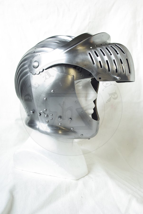 Hem zamknity wzorowany na egzemplarzu produkcji norymberskiej, ok. 1520 r., obecnie w Muse de l'Arme w Paryu. Wszystko wykonane bez spawania z wysokiej jakoci stali wglowej o zwartoci wgla ok. 0,3%./Close helmet based on piece of Numberg origin, c. 1520, currently in Muse de l'Arme in Paris. All made without welding from high quality mild steel of 0,3% carbon content.