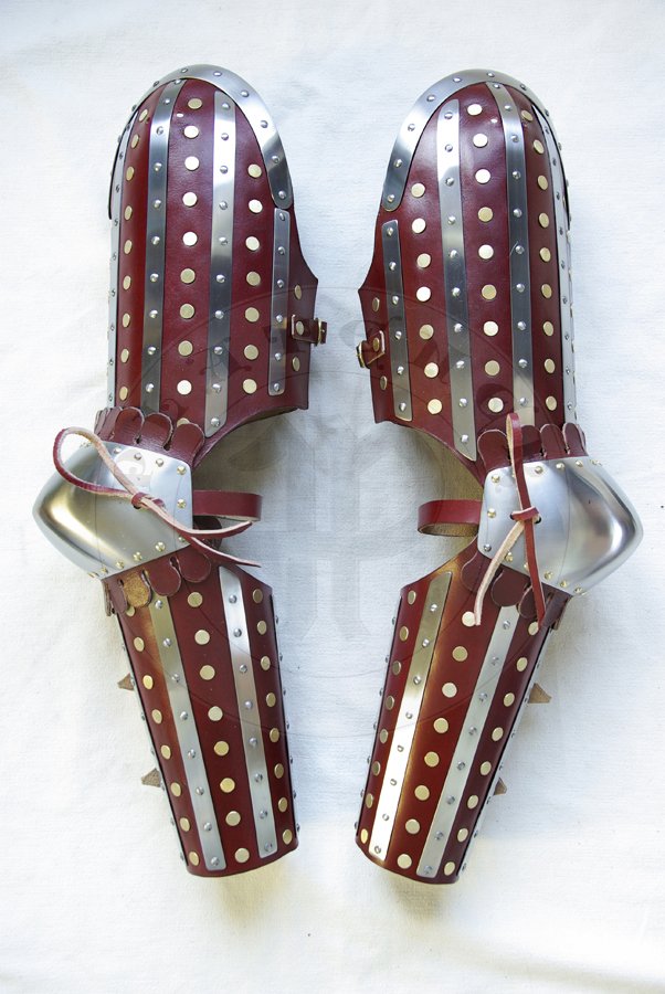 Osony rk wykonane ze stali redniowglowej oraz skry, druga poowa XIV wieku. Elementy stalowe hartowane i odpuszczane do twardoci 42 HRC./Arm harness made from medium carbon steel and leather, second half of XIV c. Steel elements Heat hardened and tempered up to 42 HRC.