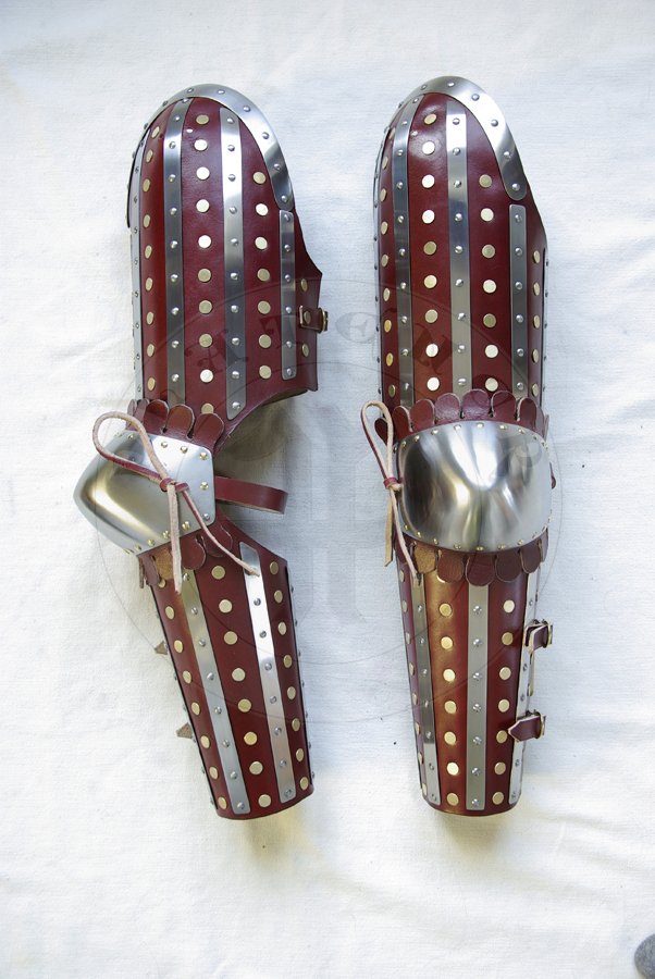Osony rk wykonane ze stali redniowglowej oraz skry, druga poowa XIV wieku. Elementy stalowe hartowane i odpuszczane do twardoci 42 HRC./Arm harness made from medium carbon steel and leather, second half of XIV c. Steel elements Heat hardened and tempered up to 42 HRC.