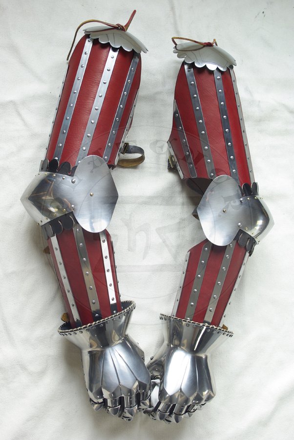 Zbrojnikowe osony rk wzorowane na nagrobkach niemieckich rycerzy: Beringera von Berlichinge 1377 oraz Voita von Rieneck 1379/Composite arm harness based on german knights effigies: Beringer von Berlichinge 1377 and Voit von Rieneck 1379