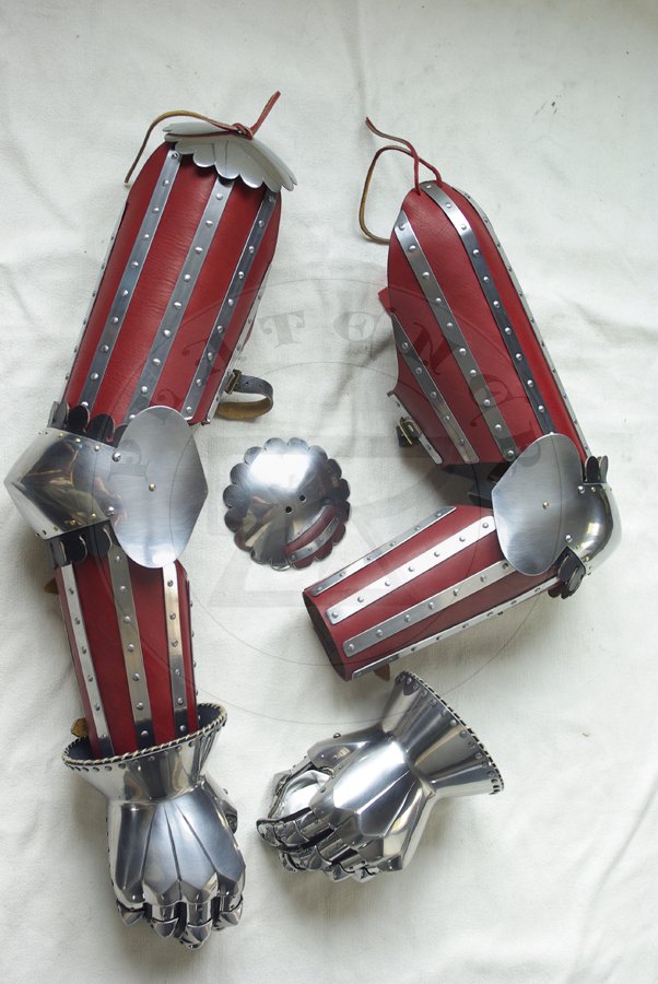 Zbrojnikowe osony rk wzorowane na nagrobkach niemieckich rycerzy: Beringera von Berlichinge 1377 oraz Voita von Rieneck 1379/Composite arm harness based on german knights effigies: Beringer von Berlichinge 1377 and Voit von Rieneck 1379