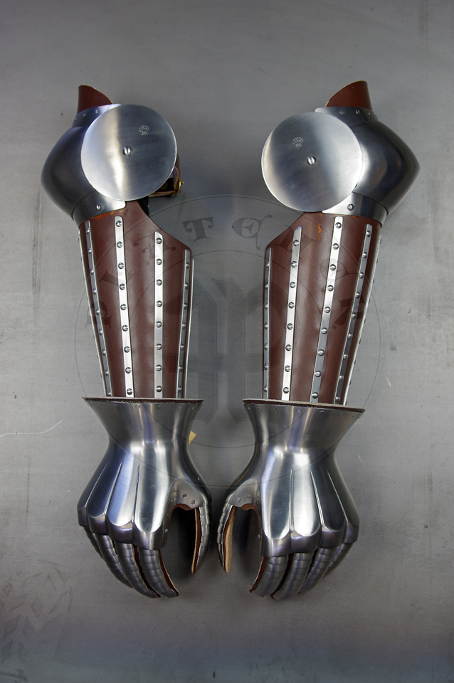 Composite braces and hourglass gauntlets based on manuscript Guiron le Courtois, circa 1370-1380. Material: medium carbon steel heat hardened and tempered up to 42 HRC, formed and beeswax hardened leather/ Przejciowe osony rk oraz rkawice klepsydrowe wzorowane na manuskrypcie Guiron le Courtois, datowanie 1370-1380. Materia: stal redniowglowa hartowana i odpuszczana do 42 HRC, formowana i utwardzona woskiem skra
