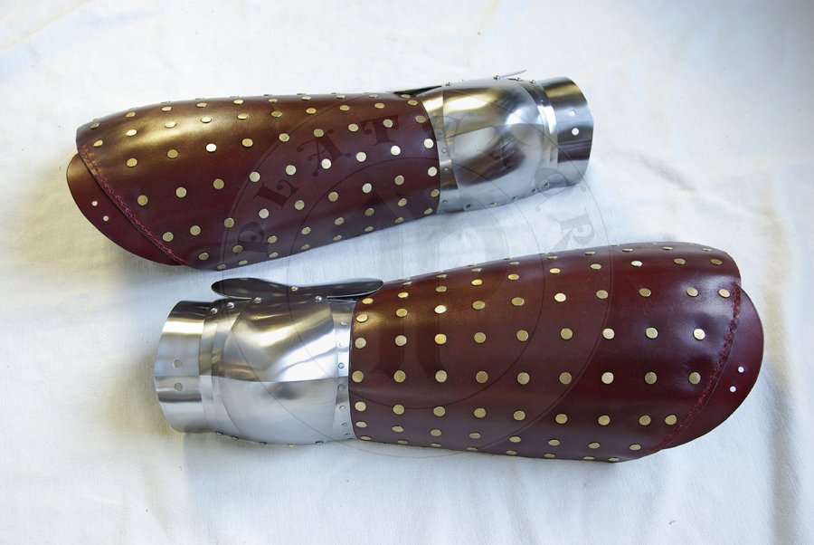 Osony ng wykonane ze stali redniowglowej oraz skry, druga poowa XIV wieku. Elementy stalowe hartowane i odpuszczane do twardoci 42 HRC./Leg harness made from medium carbon steel and leather, second half of XIV c. Steel elements Heat hardened and tempered up to 42 HRC.