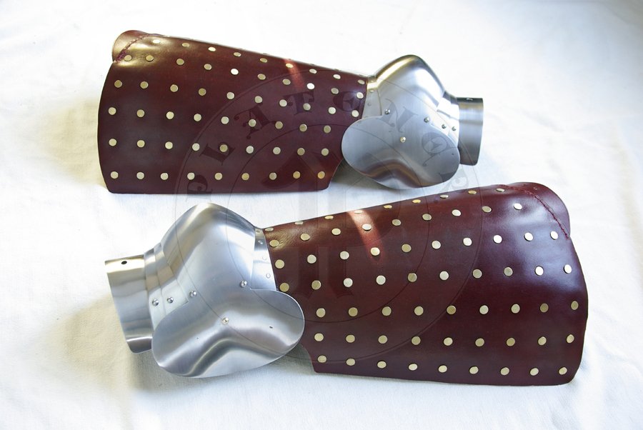 Osony ng wykonane ze stali redniowglowej oraz skry, druga poowa XIV wieku. Elementy stalowe hartowane i odpuszczane do twardoci 42 HRC./Leg harness made from medium carbon steel and leather, second half of XIV c. Steel elements Heat hardened and tempered up to 42 HRC.