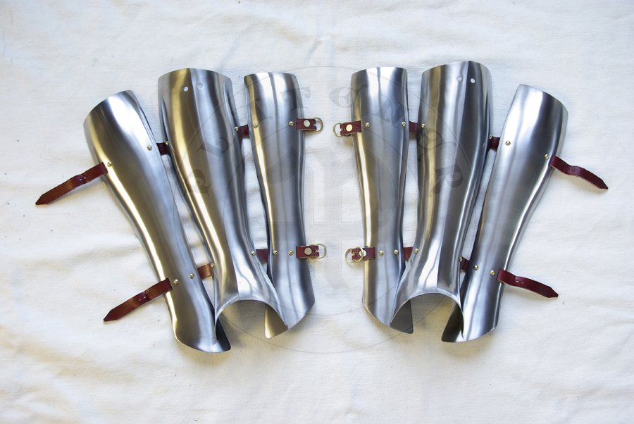 Osony ng wykonane ze stali redniowglowej oraz skry, druga poowa XIV wieku. Elementy stalowe hartowane i odpuszczane do twardoci 42 HRC./Leg harness made from medium carbon steel and leather, second half of XIV c. Steel elements Heat hardened and tempered up to 42 HRC.