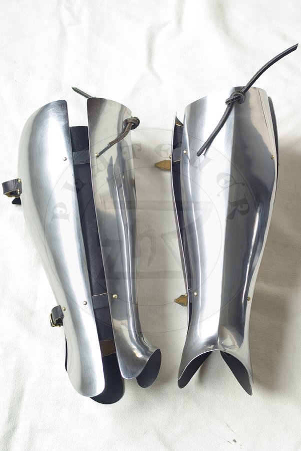 Zbrojnikowe osony ng wzorowane na nagrobkach niemieckich rycerzy: Beringera von Berlichinge 1377 oraz Voita von Rieneck 1379/Composite leg harness based on german knights effigies: Beringer von Berlichinge 1377 and Voit von Rieneck 1379